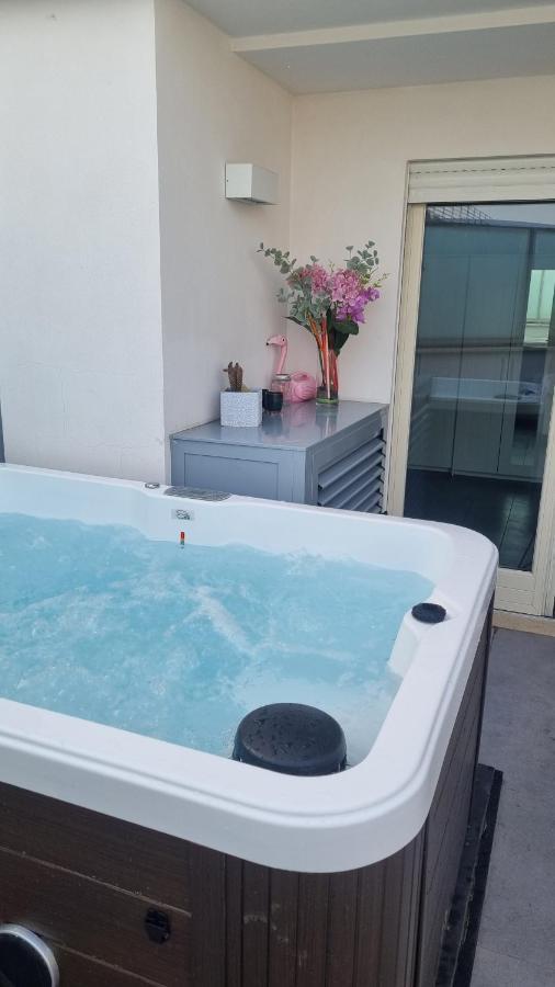 Penthouse 40 In Trastevere With Seasonally Jacuzzi روما المظهر الخارجي الصورة